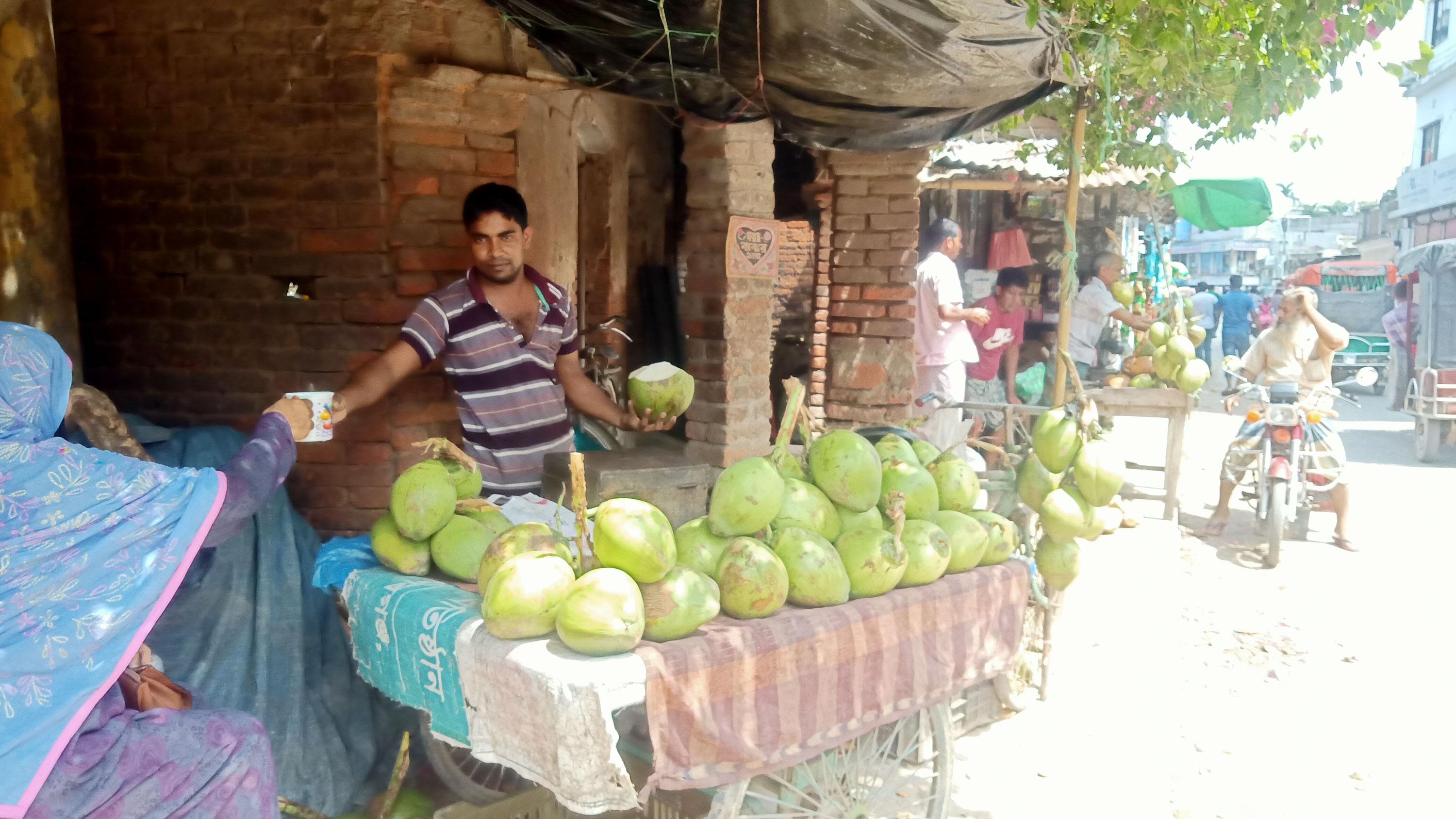 মধ্যবিত্তদের নাগালের বাইরে ডাব, এক ডাবের দাম ১০০ টাকা