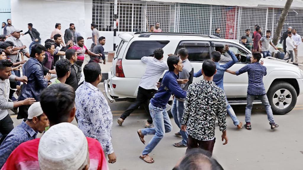 দেশে ফিরে ভক্তদের হামলার শিকার সাকিব–লিটনরা! ভাইরাল ভিডিওটির প্রকৃত ঘটনা