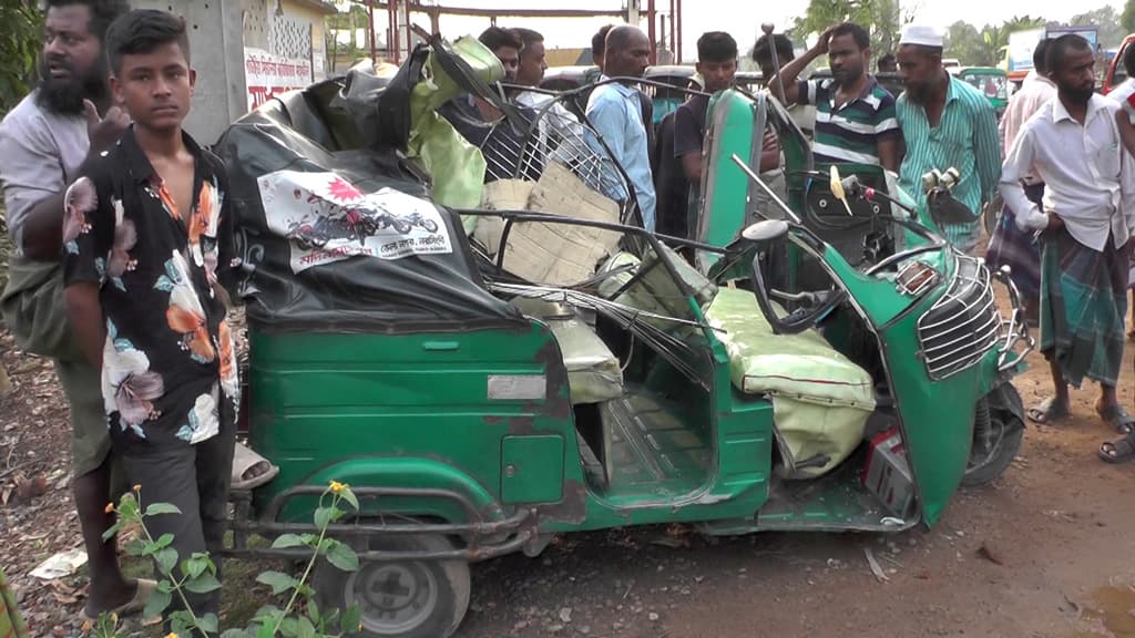 নরসিংদীতে সড়ক দুর্ঘটনায় অটোরিকশার ২ যাত্রী নিহত, আহত ৪