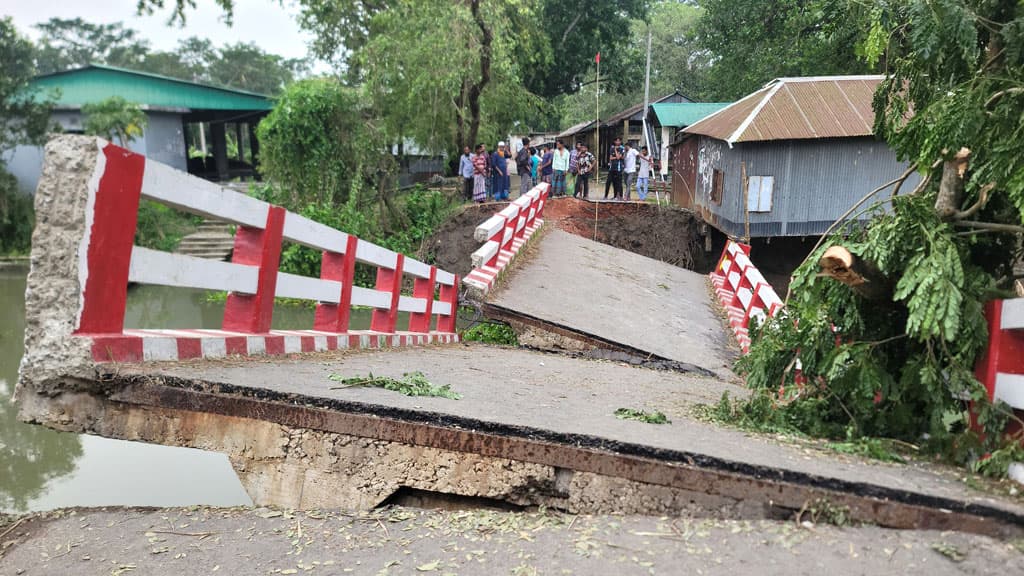 সেতু ভেঙে যাওয়ায় গোপালগঞ্জ-টুঙ্গিপাড়ার একাংশের যোগাযোগ বিচ্ছিন্ন