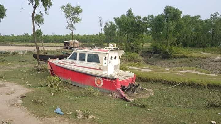 সি অ্যাম্বুলেন্স পড়ে ডাঙায় জরুরি সেবা মেলে না