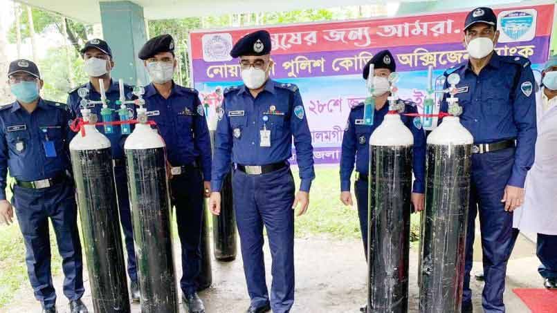 করোনা রোগীর পাশে নোয়াখালী পুলিশের অক্সিজেন ব্যাংক