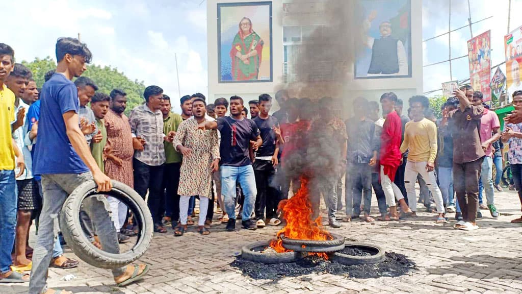 কোটালীপাড়ায় সড়কে টায়ার জ্বালিয়ে বিক্ষোভ করেছে ছাত্রলীগের পদবঞ্চিতরা