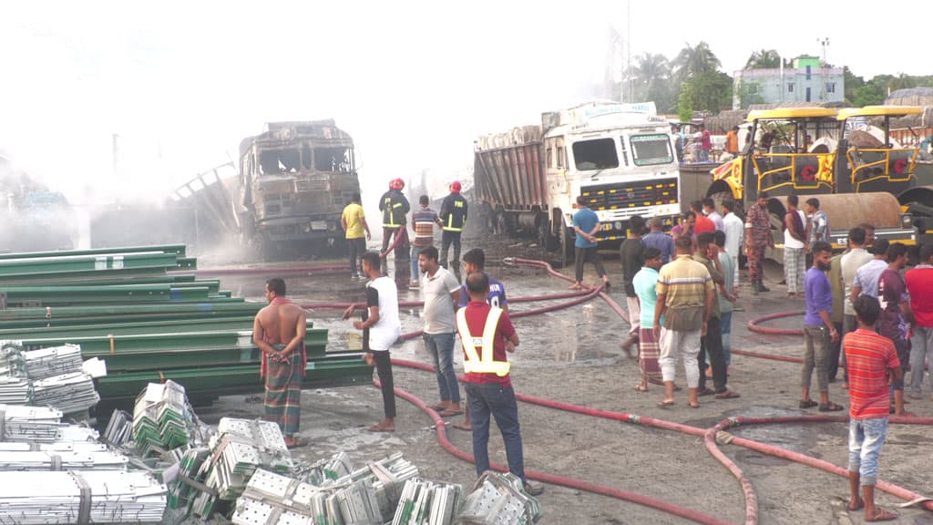 বেনাপোলে আগুনে পুড়ল ব্লিচিং পাউডারভর্তি ভারতীয় ৫ ট্রাক