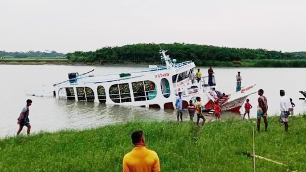 বরিশালে ঝড়ের কবলে যাত্রীবাহী লঞ্চ, ডুবেছে একাংশ  