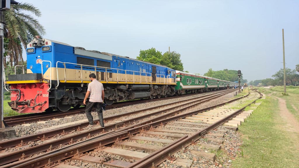 ঈশ্বরদী-ঢাকা রেলরুটে বুড়িমারী এক্সপ্রেস লাইনচ্যুত, পাঁচ ঘণ্টা পর ট্রেন চলাচল শুরু