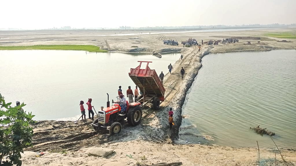 ব্রহ্মপুত্রের বুক চিরে ২০০ মিটার সড়ক