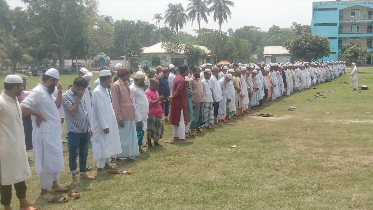 বৃষ্টির জন্য শিবচরে মুসল্লিদের নামাজ আদায়