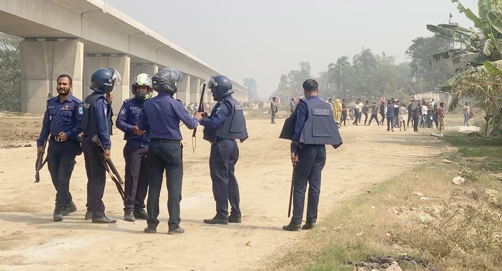 সিরাজদিখানে আবাসন ব্যবসা নিয়ে দুই গ্রুপের সংঘর্ষ, পুলিশের ফাঁকা গুলি