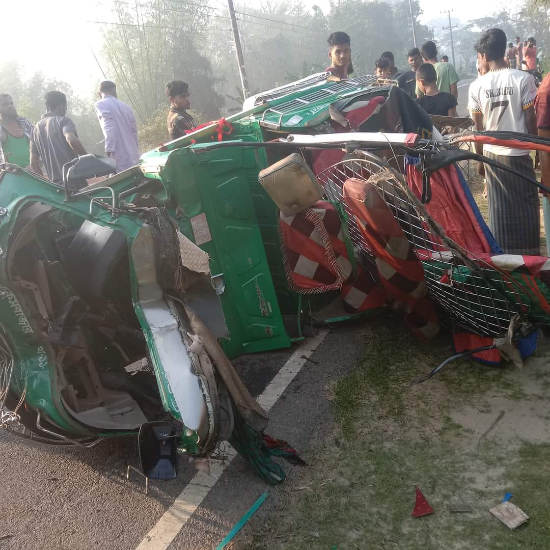 কক্সবাজারে ট্রাকের ধাক্কায় দুমড়ে-মুচড়ে গেল অটোরিকশা, নিহত ৩ 