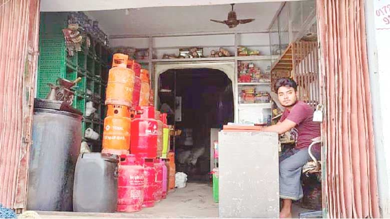 যত্রতত্র মেলে গ্যাস সিলিন্ডার  বোতলভর্তি করে পেট্রল বিক্রি