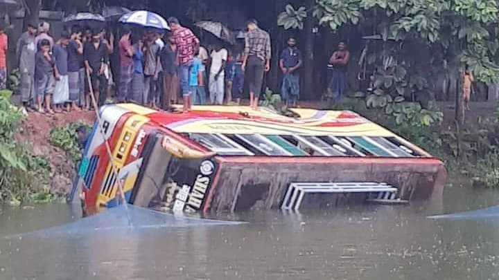 চালকের আসনে হেলপার, বাস পুকুরে পড়ে ব্যবসায়ীর মৃত্যু 