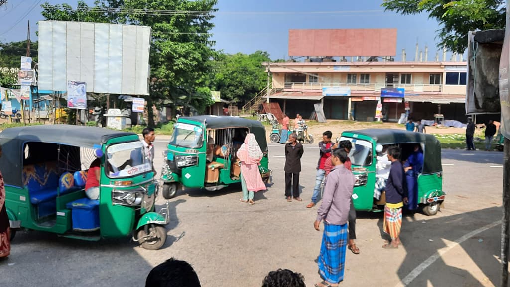 দ্বিগুণ ভাড়ায় গন্তব্যে যাত্রী