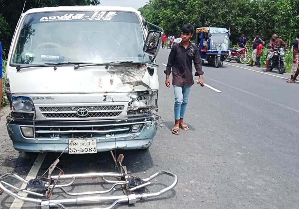 হাসপাতাল থেকে ফেরার পথে মাইক্রোবাসের ধাক্কায় প্রাণ গেল মা-মেয়ের 