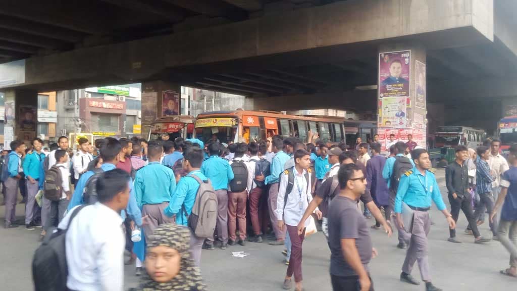 ভুল অস্ত্রোপচারে ছাত্রীর মৃত্যুর অভিযোগ, ডাক্তারের বিচার দাবিতে মহাসড়ক অবরোধ