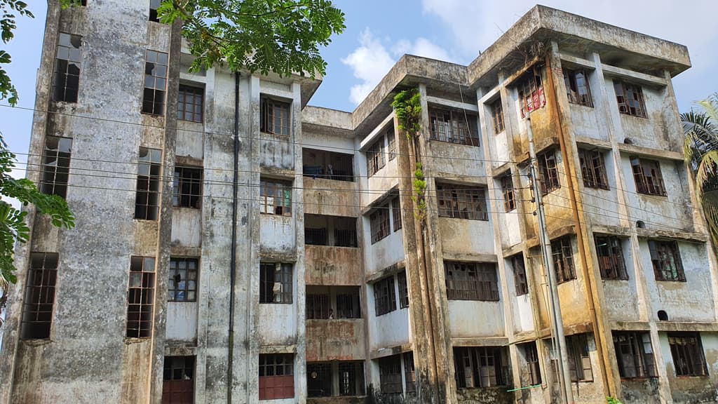 ‘পরিত্যক্ত’ ভবনে এতিম শিশুদের বাস