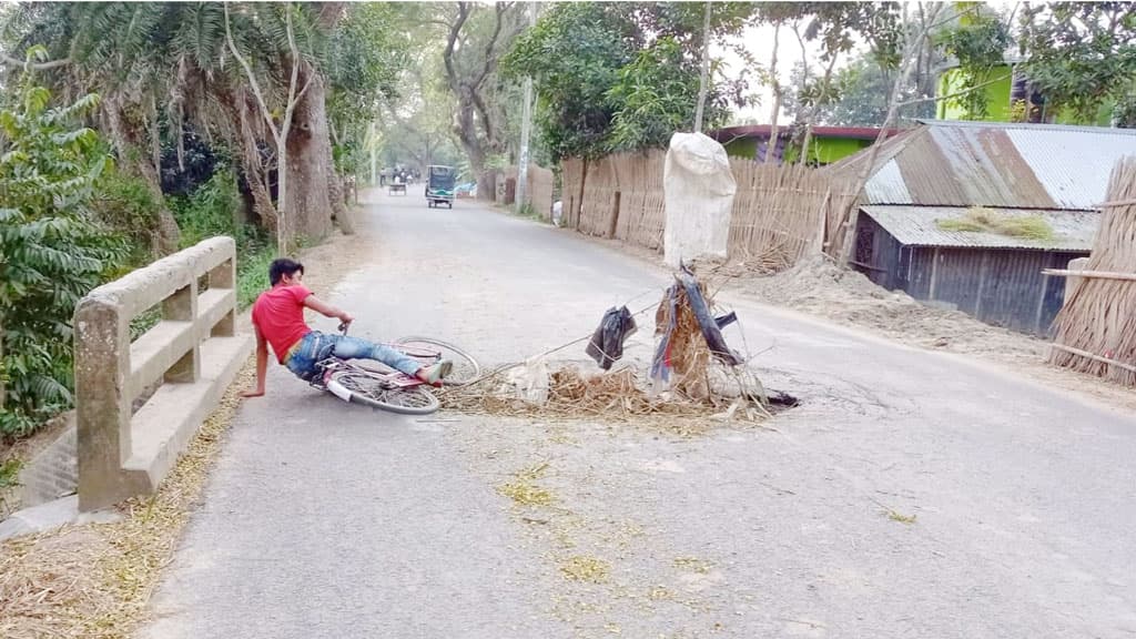 প্রধান সড়কে ভাঙা সেতু