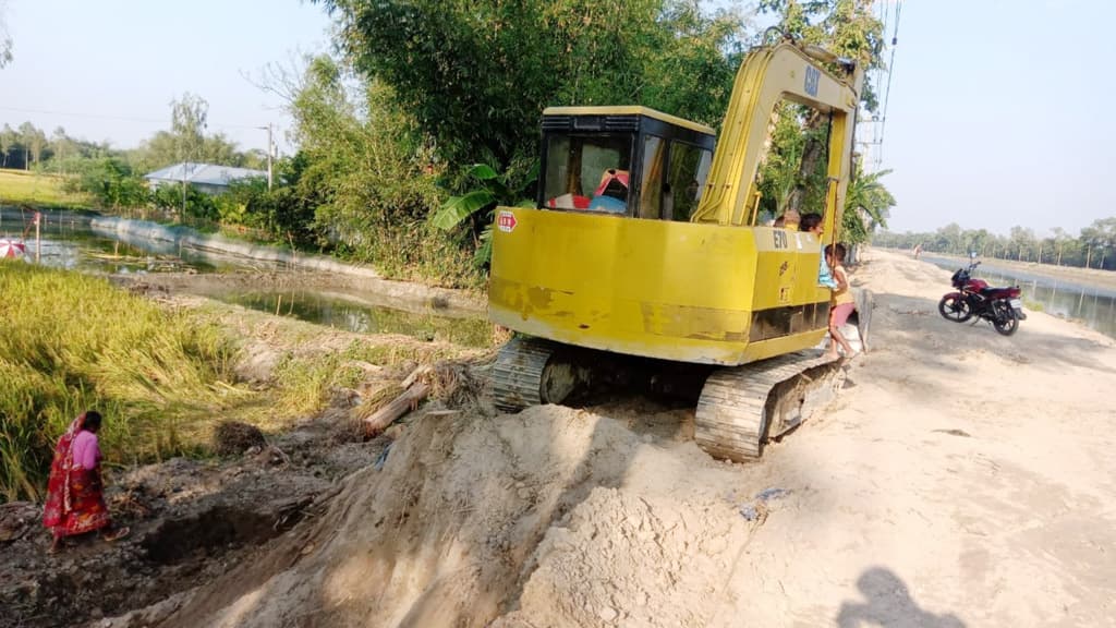 গোড়ার মাটি কেটে বাঁধ সংস্কার, ভাঙনের ঝুঁকি