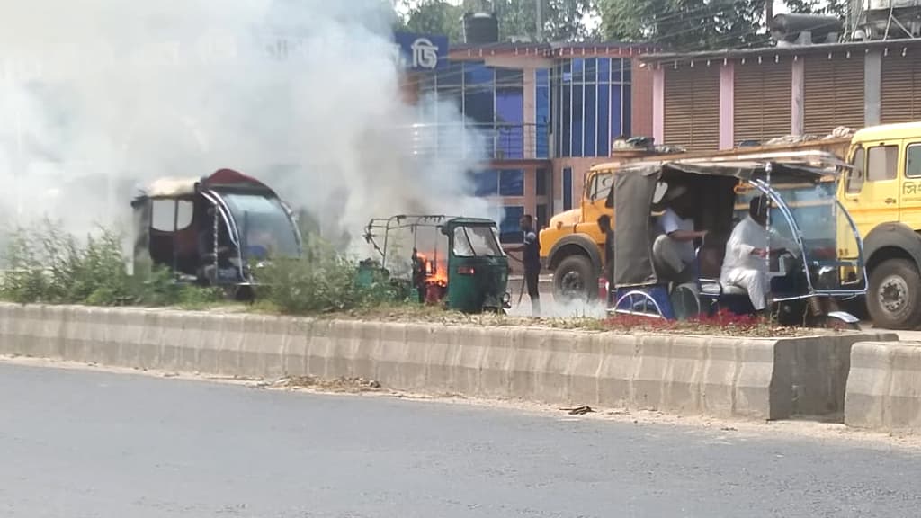 বগুড়ায় মহাসড়কে অটোরিকশায় আগুন, ককটেল বিস্ফোরণ