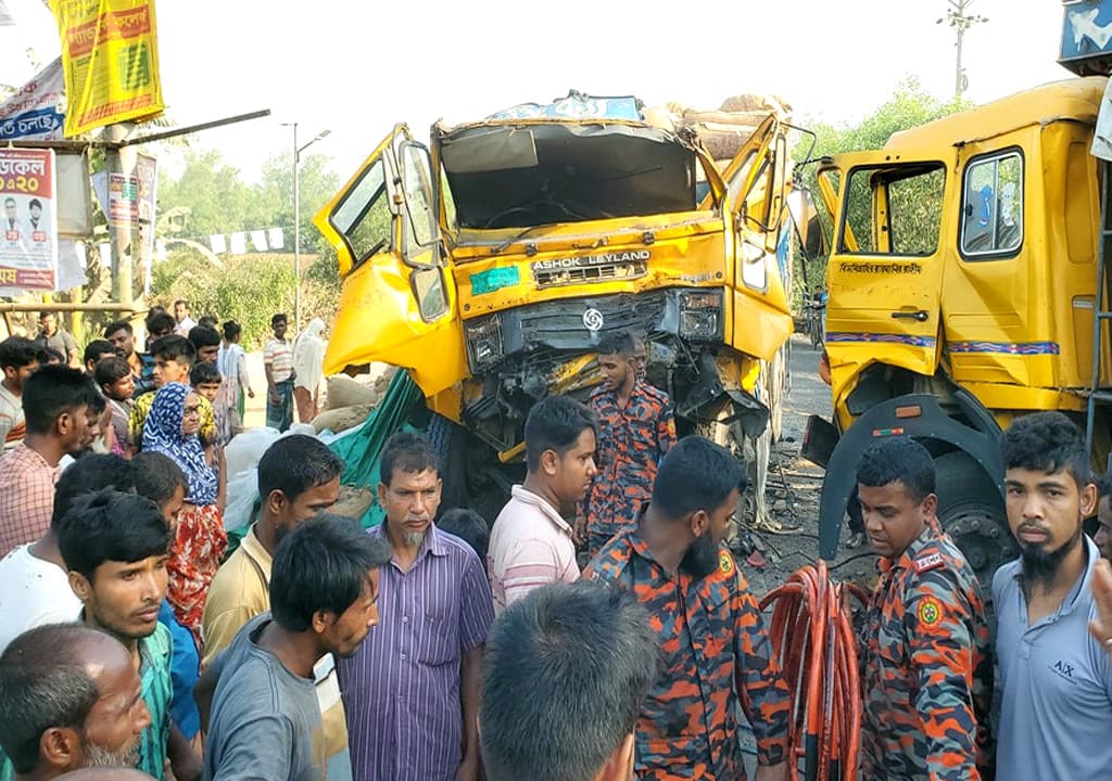 দিনাজপুরে দুই ট্রাকের সংঘর্ষে চালক ও সহযোগী নিহত