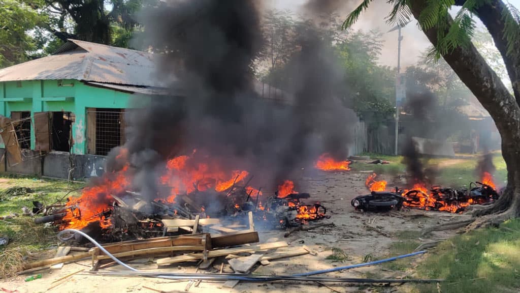 গাইবান্ধায় আ.লীগ-বিএনপির অফিস ভাঙচুর, অগ্নিসংযোগ