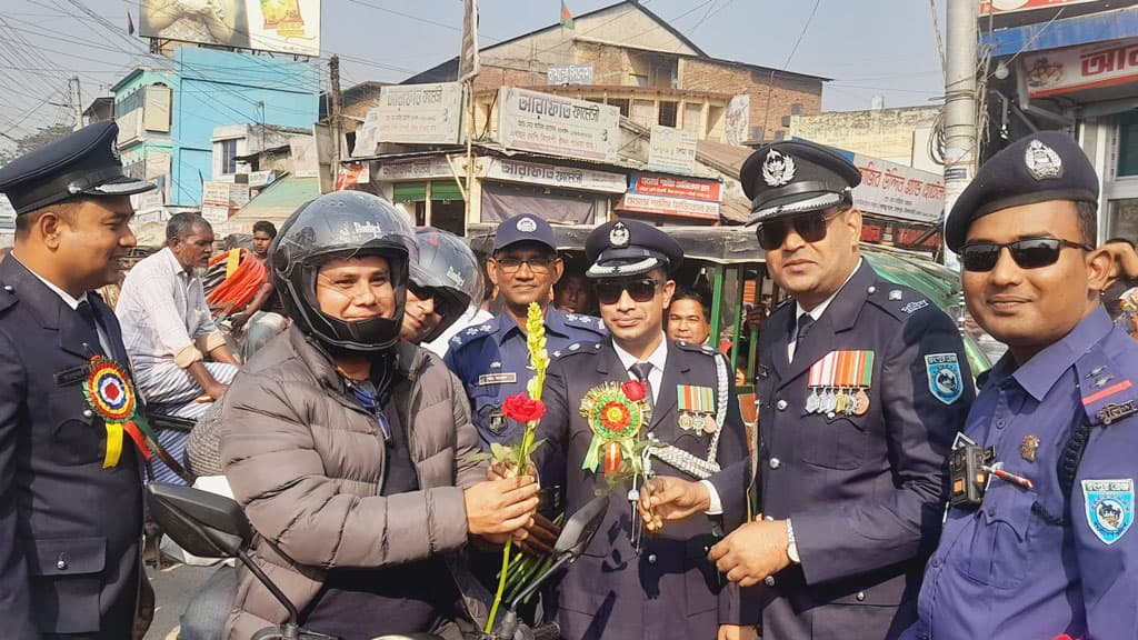 হেলমেট ব্যবহারকারী মোটরসাইকেল চালক ও আরোহীদের ফুলেল শুভেচ্ছা