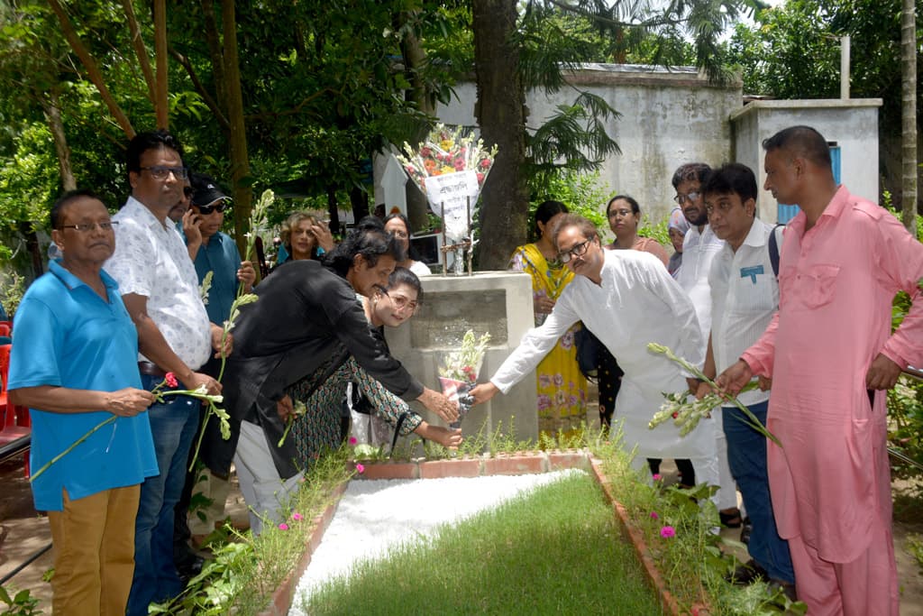 প্রয়াণ দিবসে এন্ড্রু কিশোরের সমাধিতে শ্রদ্ধা