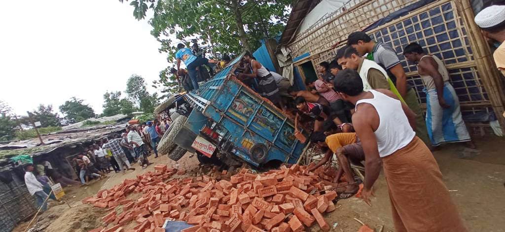 ইটবোঝাই ট্রাক উল্টে ২ রোহিঙ্গা কিশোরী নিহত