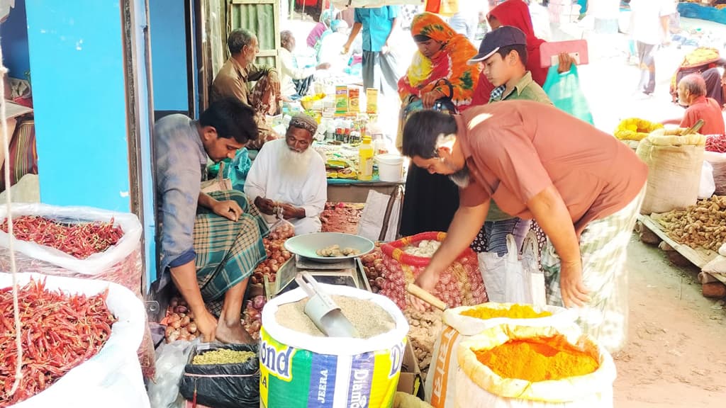 নিয়ামতপুরে রমজানের শুরুতেই সবজির দাম নাগালের বাইরে, নাভিশ্বাস জনসাধারণের 