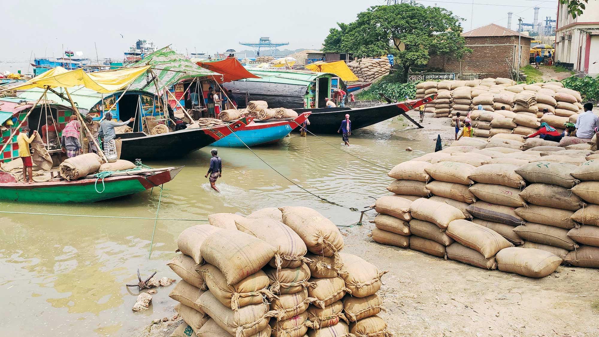 হাওরের সবচেয়ে বড় ধানের হাটে কেনাবেচা কম