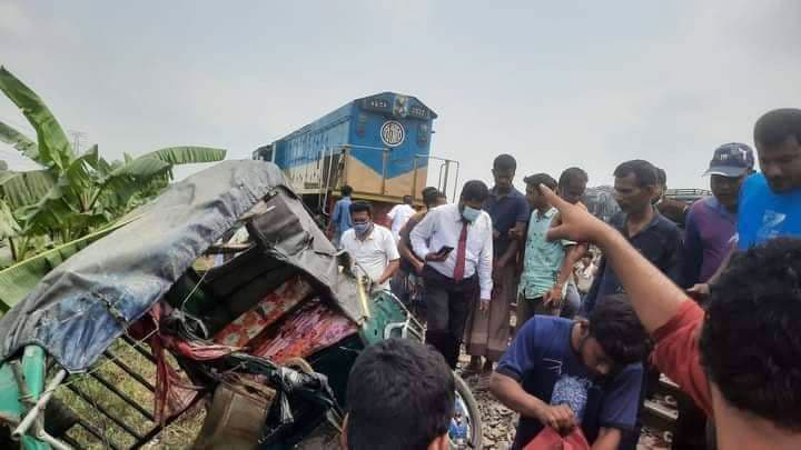 ট্রেনের ধাক্কায় প্রাণ হারালেন বাবা, মেয়ে ও নাতি