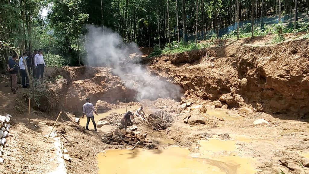 জৈন্তাপুরে পাহাড় ও টিলা কর্তন রোধে অভিযান