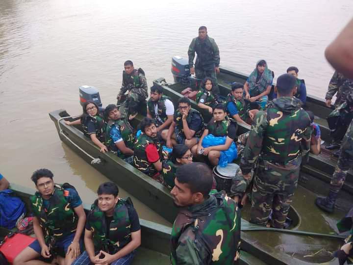 সুনামগঞ্জে আটকে পড়া ঢাবির ২১ শিক্ষার্থী উদ্ধার