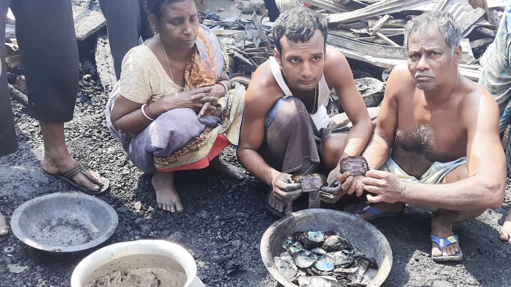 নির্মিতব্য ঘরের টাকাও পুড়ল ঘরের আগুনে