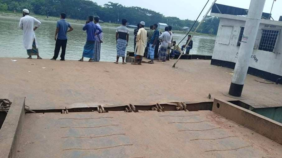 ফেরির ধাক্কায় শরীয়তপুর-চাঁদপুর নৌরুটে পন্টুনের র‍্যাম্পে ভাঙন