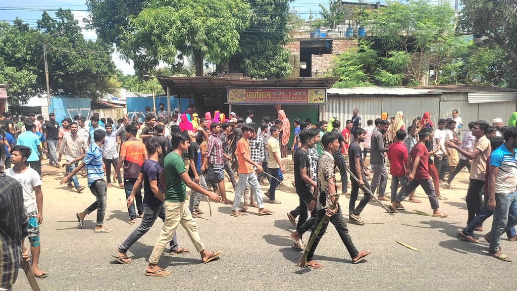 গাজীপুরে ৫ ঘণ্টা ধরে মহাসড়ক অবরোধ করে শ্রমিকদের বিক্ষোভ