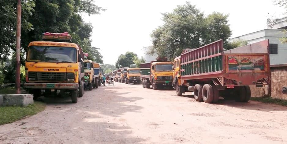 সিরাজগঞ্জে অনির্দিষ্টকালের ট্রাক ধর্মঘট চলছে