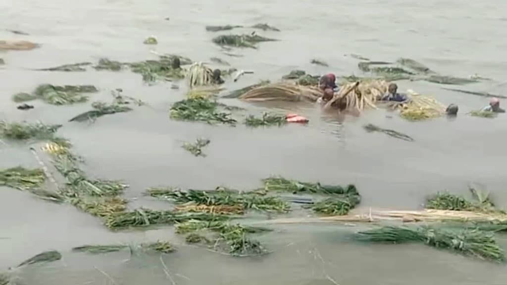 ধুনটে মাঝ যমুনায় নৌকাডুবি, ভাসমান ২১ যাত্রী উদ্ধার