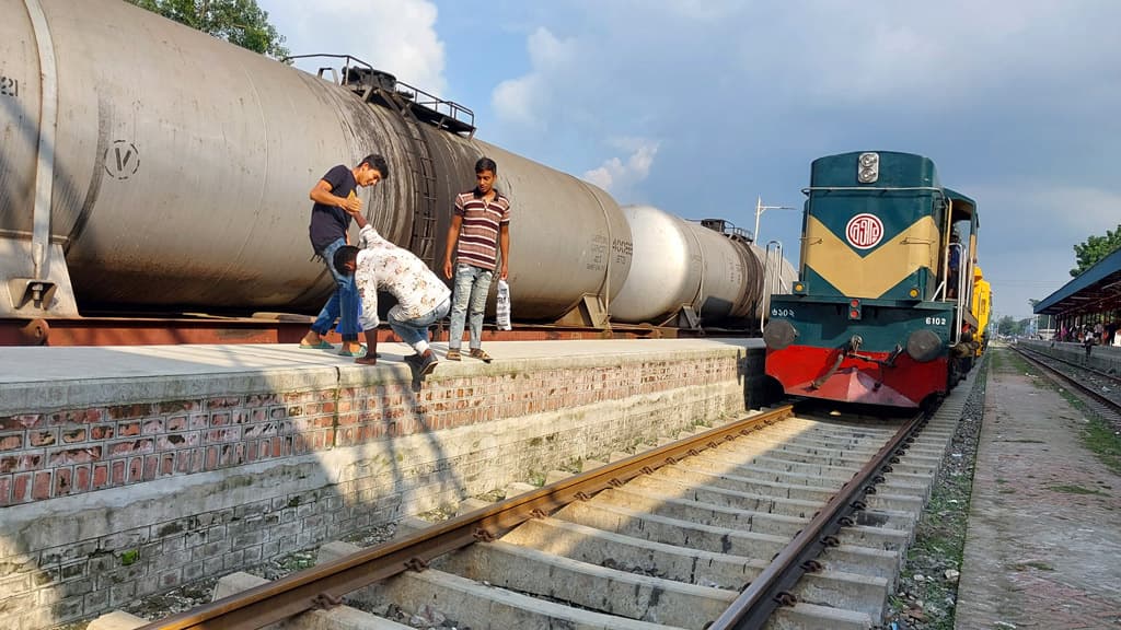 প্ল্যাটফর্ম যখন ভোগান্তির কারণ