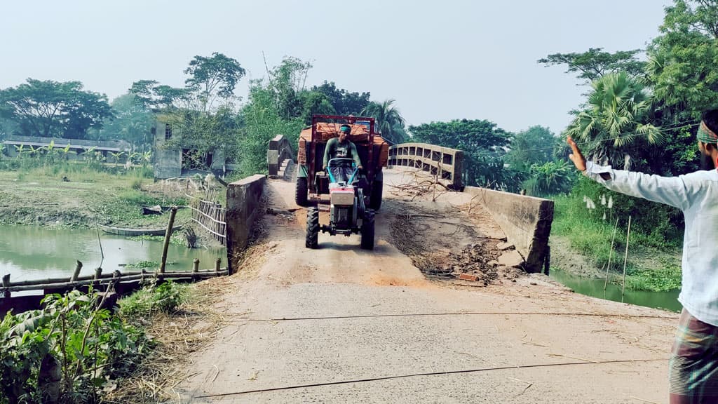 ঝুঁকি নিয়ে যান চলাচল