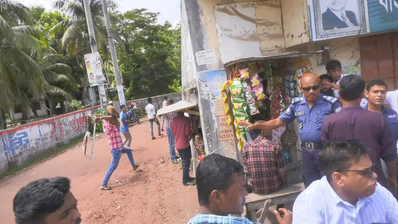 পাথরঘাটায় যুবদলের মিছিলে ছাত্রলীগের হামলা, আহত ১১