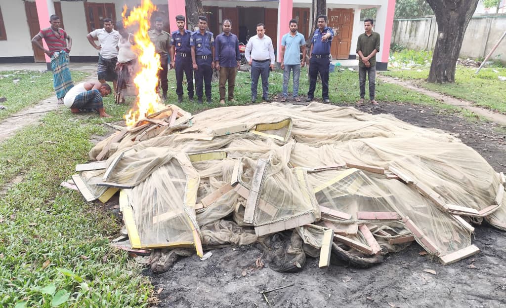 মুলাদীতে নিষিদ্ধ জাল দিয়ে মাছ শিকার, ৫ জেলেকে জরিমানা