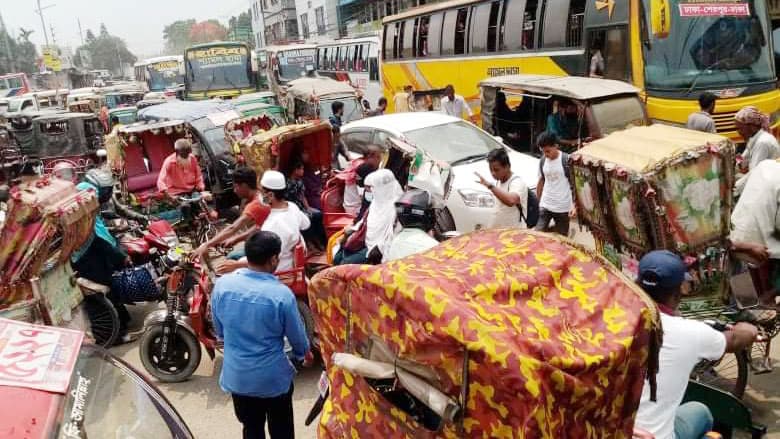 ঈদে বাড়ি ফেরা মানুষের পথে পথে ভোগান্তি