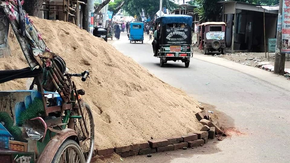 সড়কে নির্মাণসামগ্রী রাখায় ভোগান্তি পথচারীদের