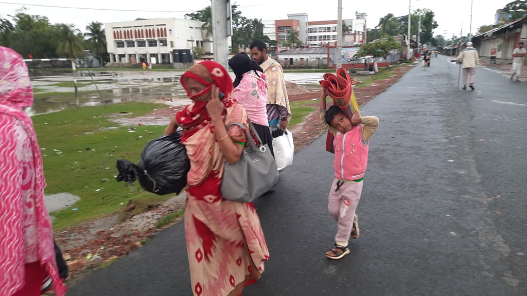 আশ্রয়কেন্দ্র থেকে বাড়ি ফিরছে মানুষ