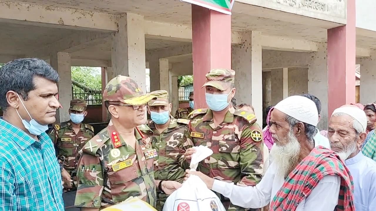 বন্যাকবলিতদের মাঝে সেনাবাহিনীর ত্রাণসামগ্রী বিতরণ