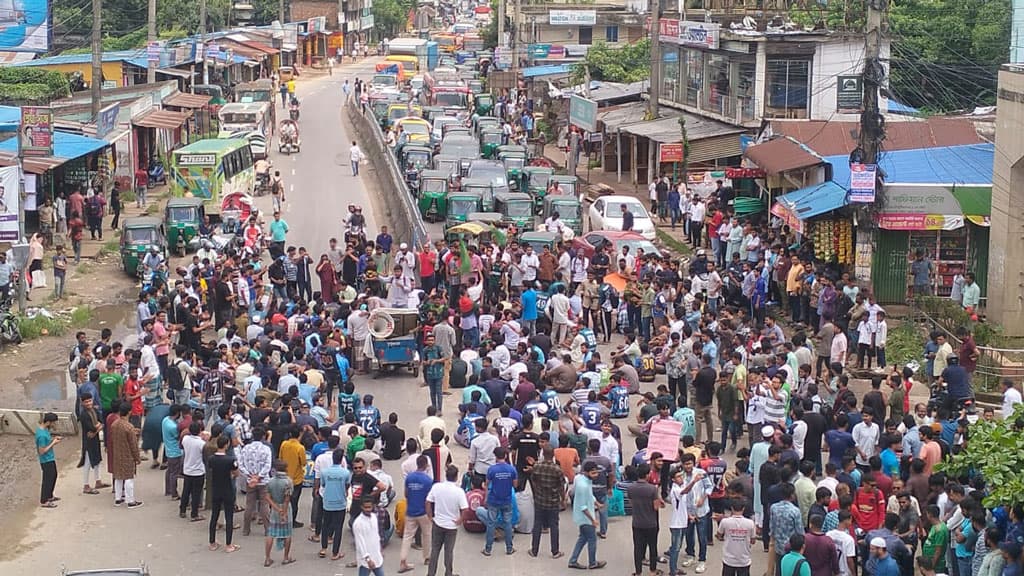 কোটা বাতিলের দাবি: চবি শিক্ষার্থীদের চট্টগ্রাম-রাঙামাটি মহাসড়ক অবরোধ