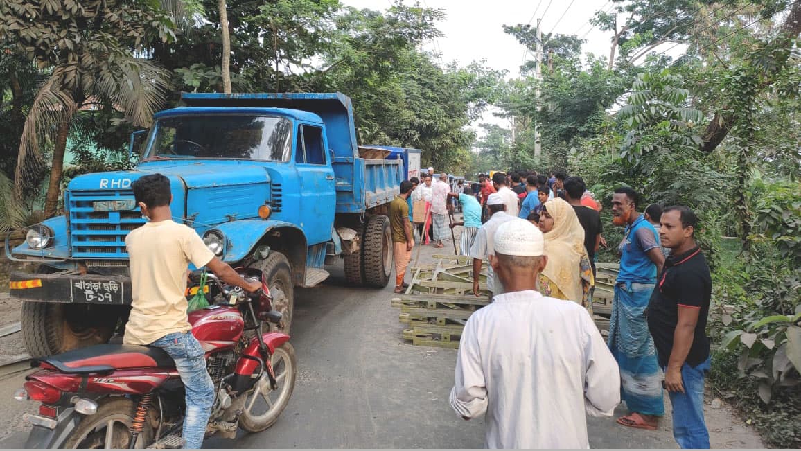 ৩৬ ঘণ্টা বন্ধ থাকার পর চট্টগ্রাম-খুলনা আঞ্চলিক সড়কে যান চলাচল শুরু