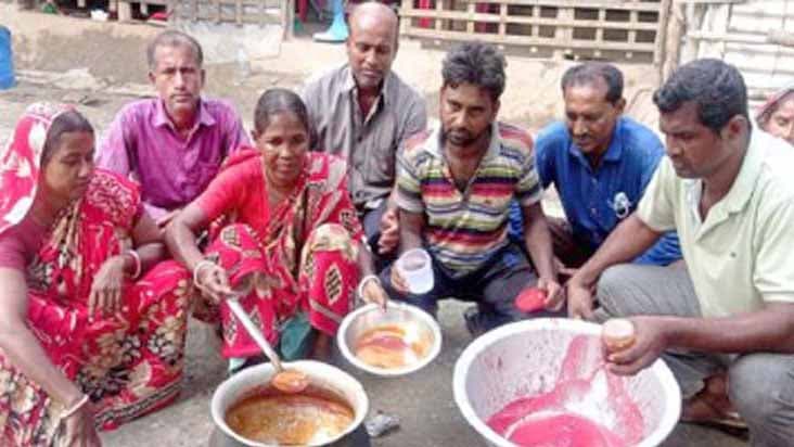 ডুমুরিয়ায় তরমুজের গুড় তৈরি করেছেন কৃষক মৃত্যুঞ্জয়