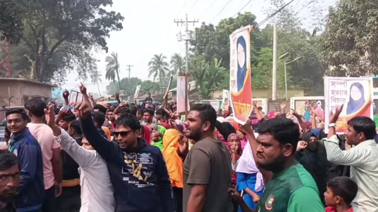 গৃহবধূর মৃত্যুর ঘটনায় বিচারের দাবিতে থানায় ঢুকে বিক্ষোভ